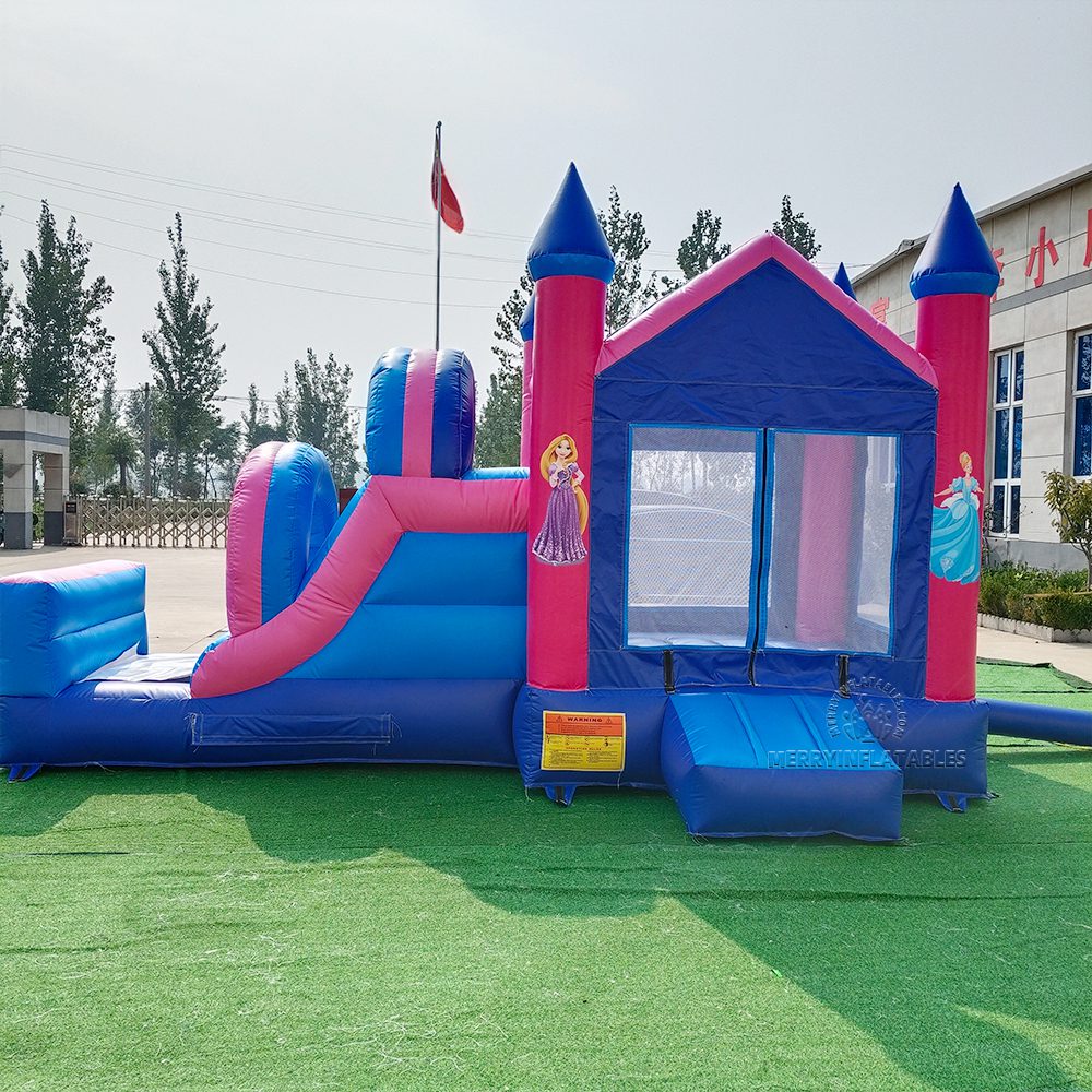 Nafukovací hrad s princeznou, šmykľavkou a skákacím domčekom, kombinácia s ružovým skákacím hradom pre dievčatá.