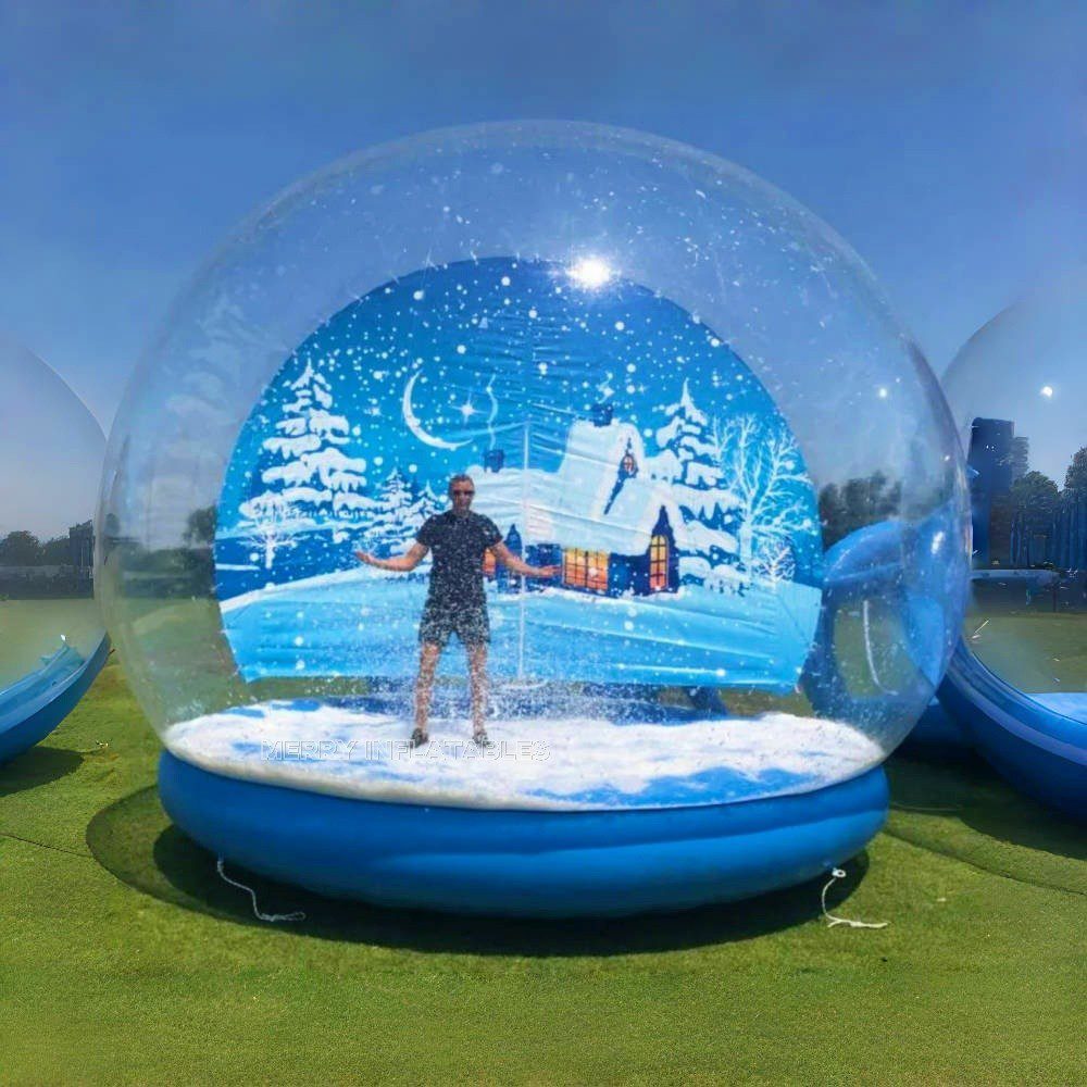 Modrá farba Bublinový domček s nafukovacím balónikom na pozadí snehovej gule