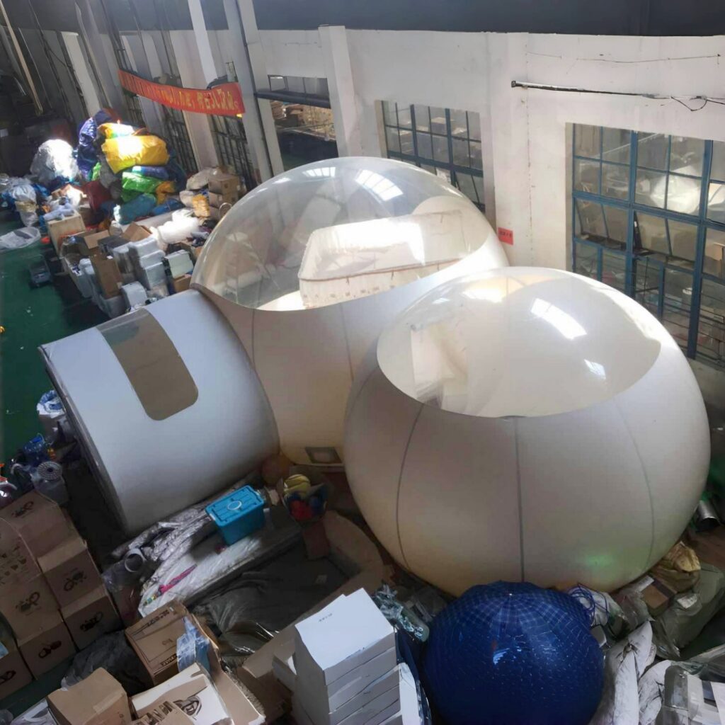 Nafukovací glampingový stan Clear Air Dome s tunelom do kúpeľne a tichým ventilátorom v rezortnom hoteli thumbnail 8