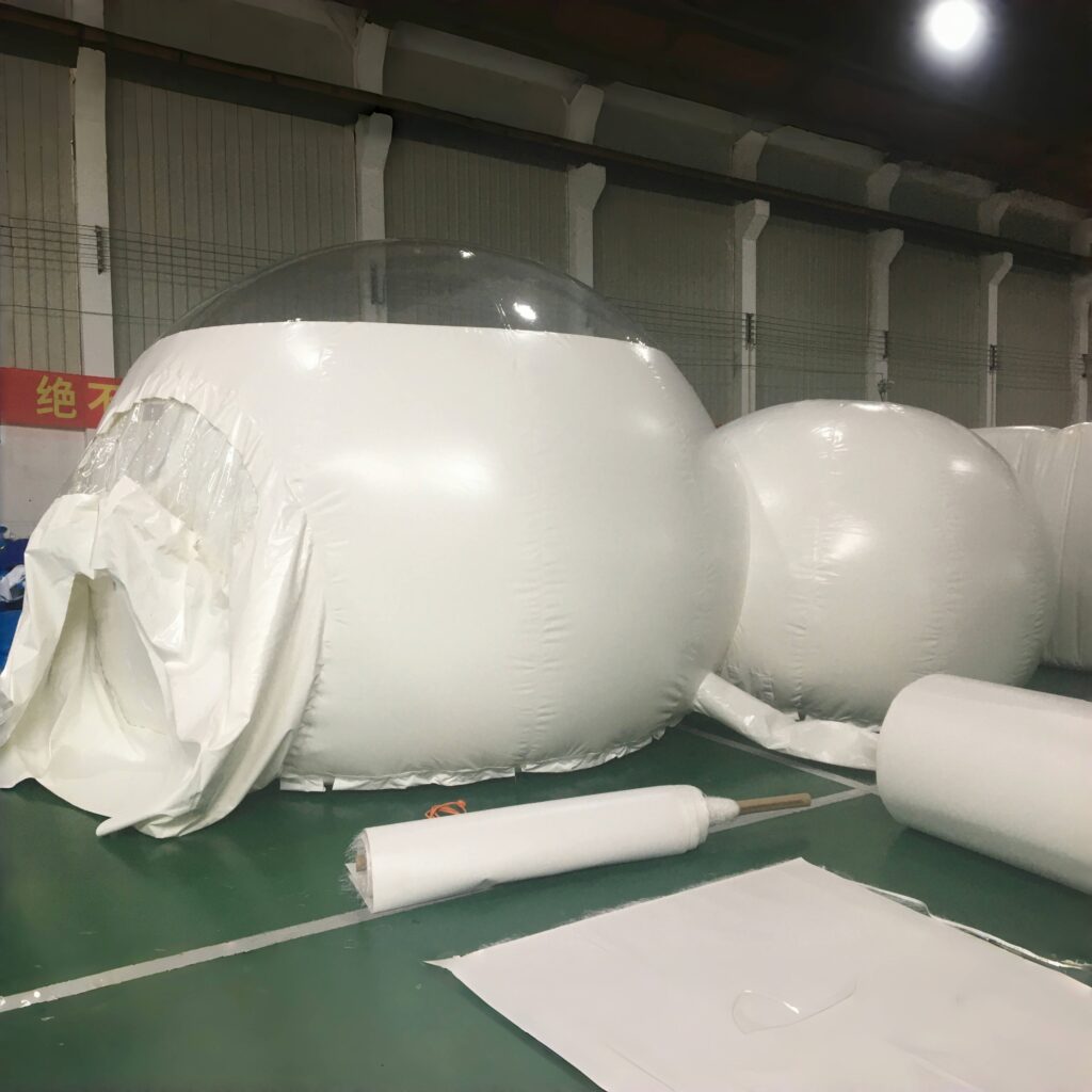 Nafukovací glampingový stan Clear Air Dome s tunelom do kúpeľne a tichým ventilátorom v rezortnom hoteli thumbnail 7