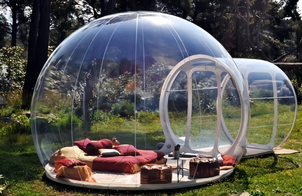 Nafukovací glampingový stan Clear Air Dome s tunelom do kúpeľne a tichým ventilátorom v rezortnom hoteli thumbnail 9