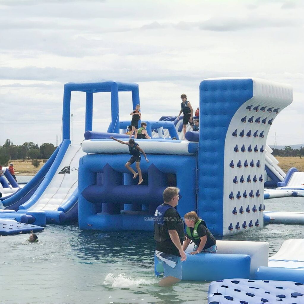 Nafukovacia lezecká stena Aqua Floating Rock Wall pre jachtovú tobogánovú vodnú lezeckú stenu thumbnail 4