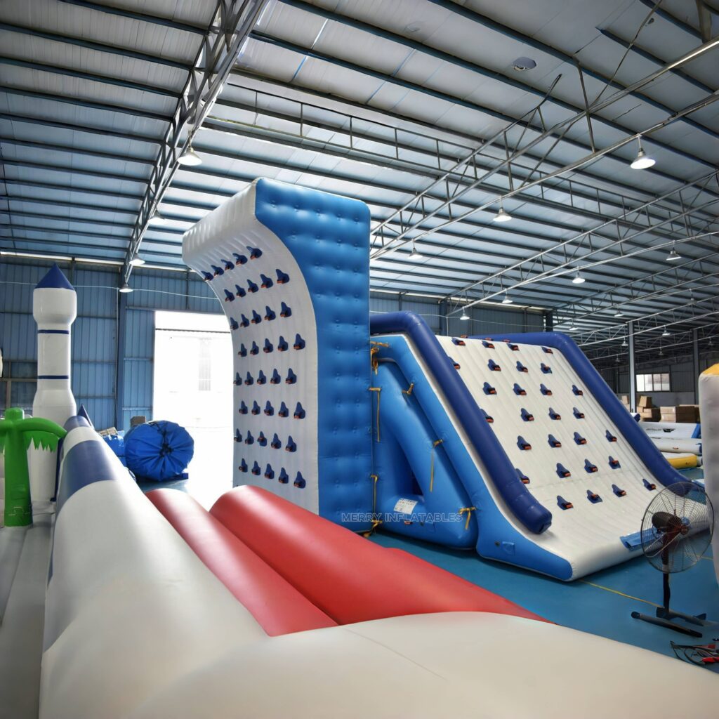 Nafukovacia lezecká stena Aqua Floating Rock Wall pre jachtovú tobogánovú vodnú lezeckú stenu thumbnail 3