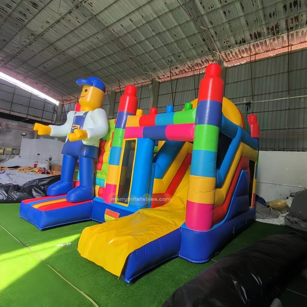 Nafukovací skákací hrad s LEGO tematikou, kreslený film, hrad, mesačná chôdza, mäkké ihrisko thumbnail 3