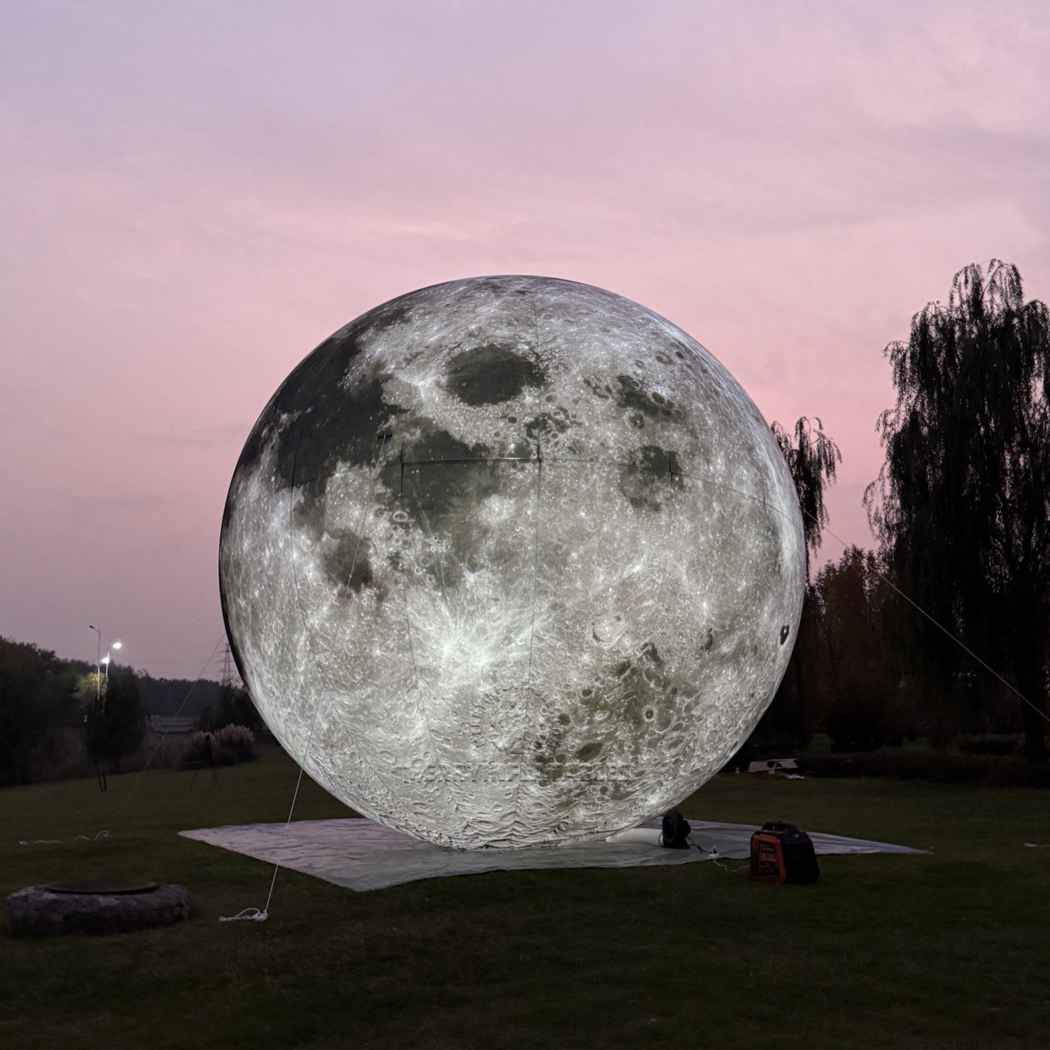 Inflatable LED moon 10