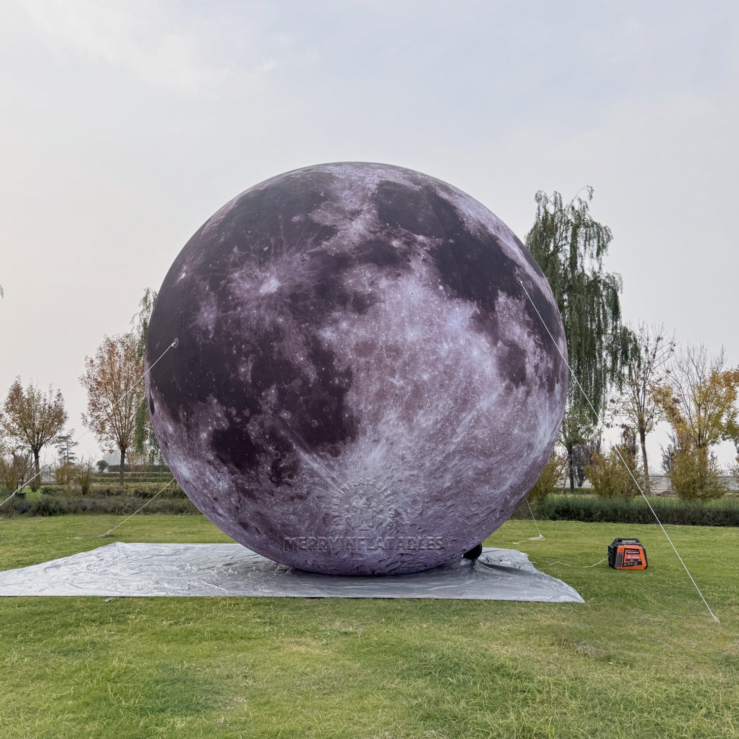 Inflatable LED moon 4