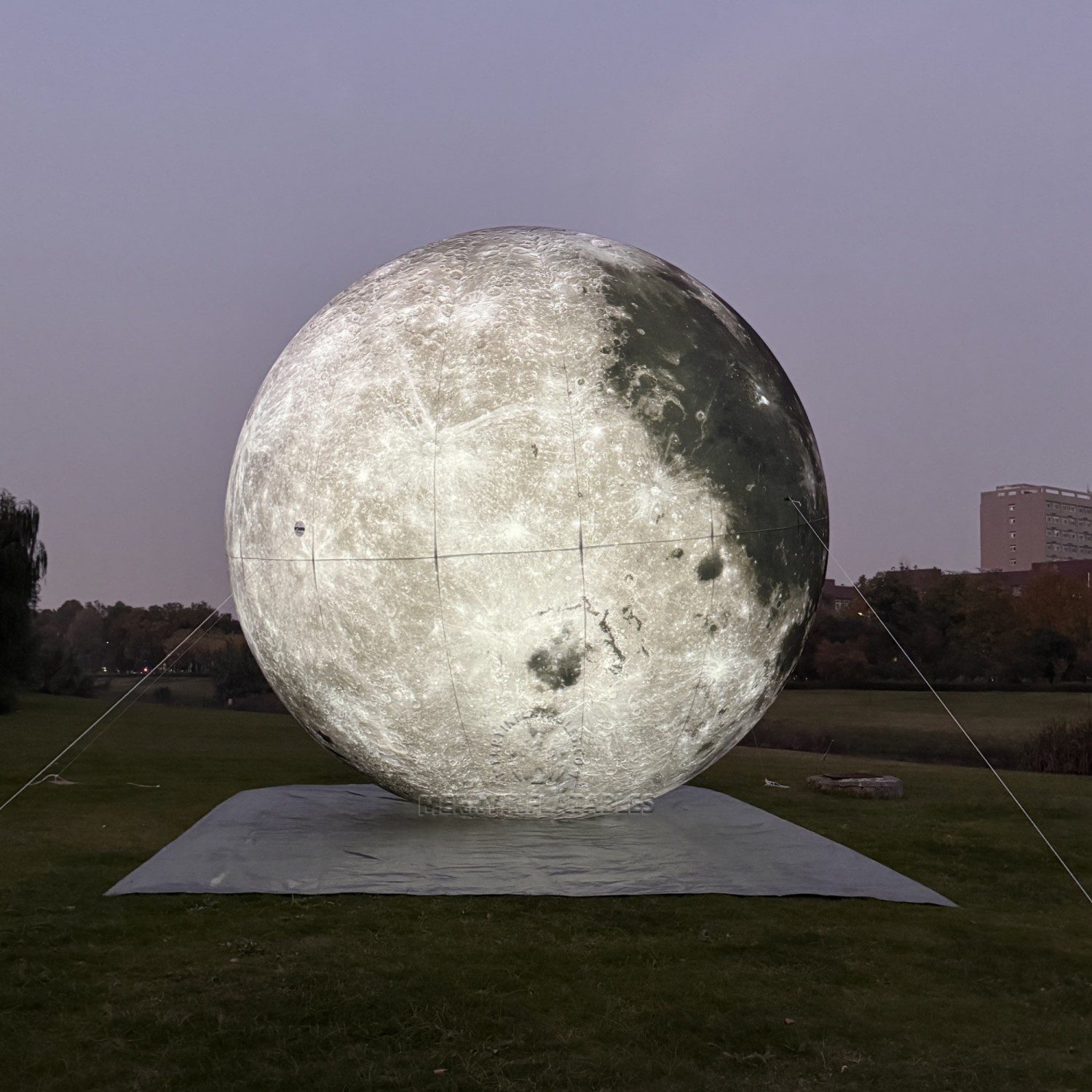 Inflatable LED moon 8
