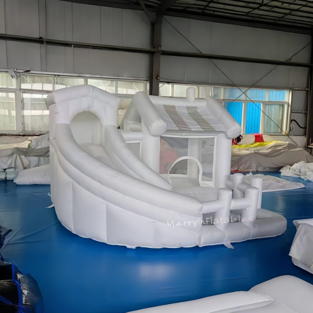 Mini prenosný obchod s témou nafukovací skákací domček s hracou miestnosťou, šmykľavkou a loptičkou thumbnail 4