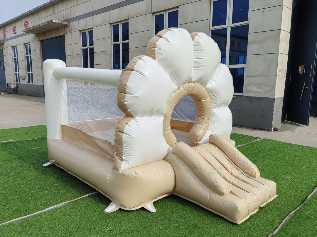 daisy bounce house 4