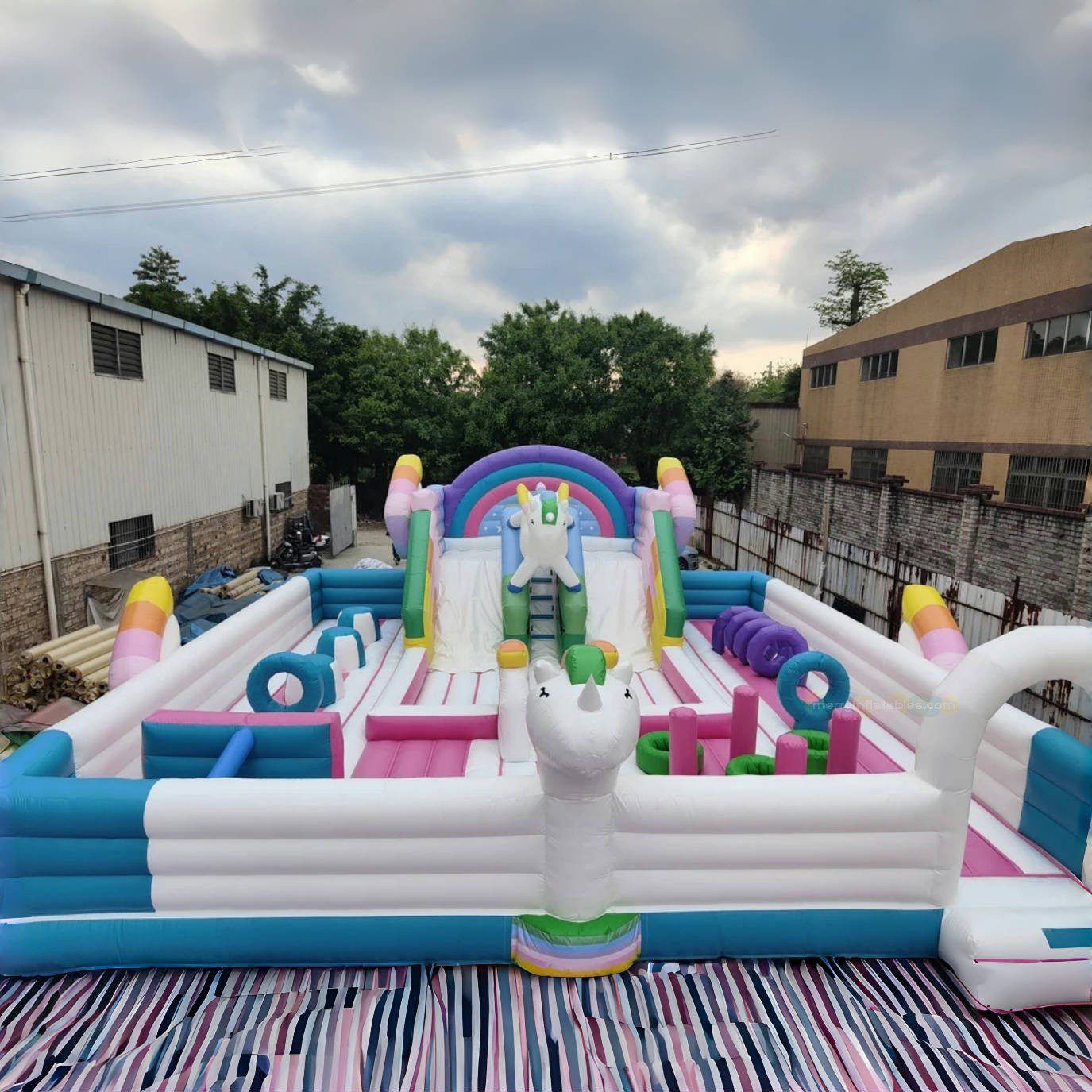 Castillo inflable con tobogán y unicornio para niños pequeños ...